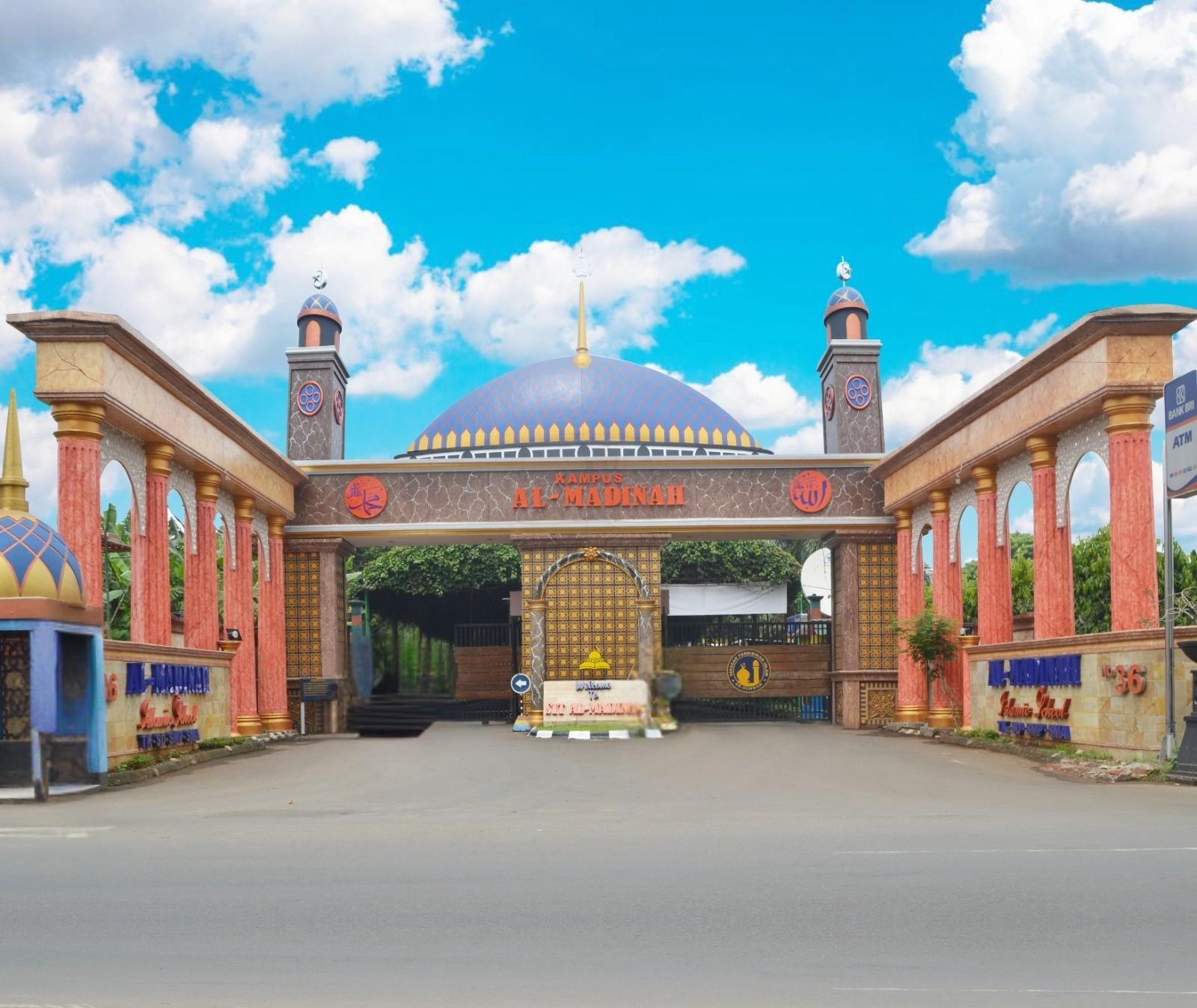 Siswa-siswi SMART SCHOOL tersenyum dengan latar belakang gedung sekolah yang megah dan modern